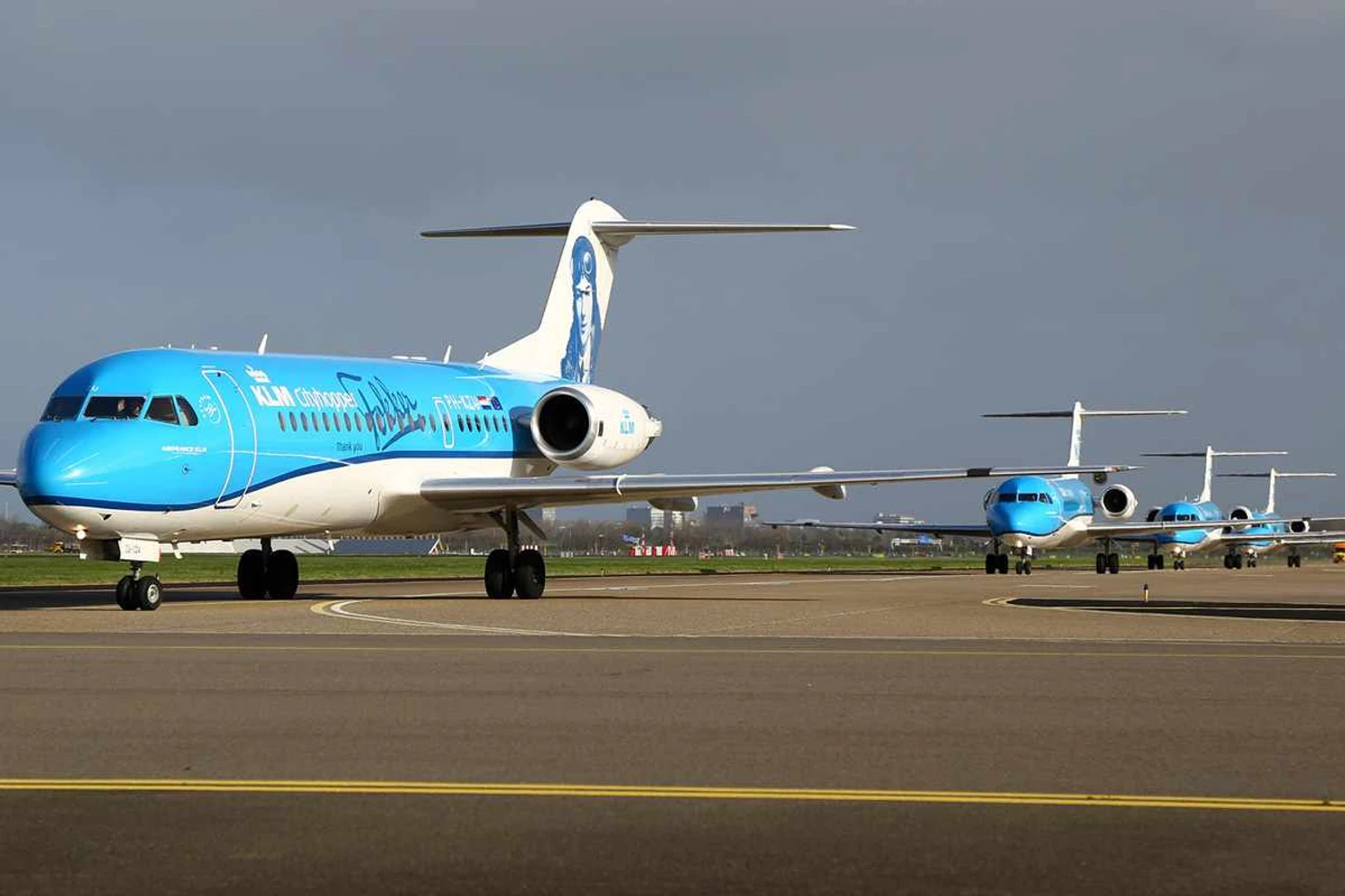 Em primeiro plano, o Fokker 70 com o retrato de Anthony Fokker (KLM)
