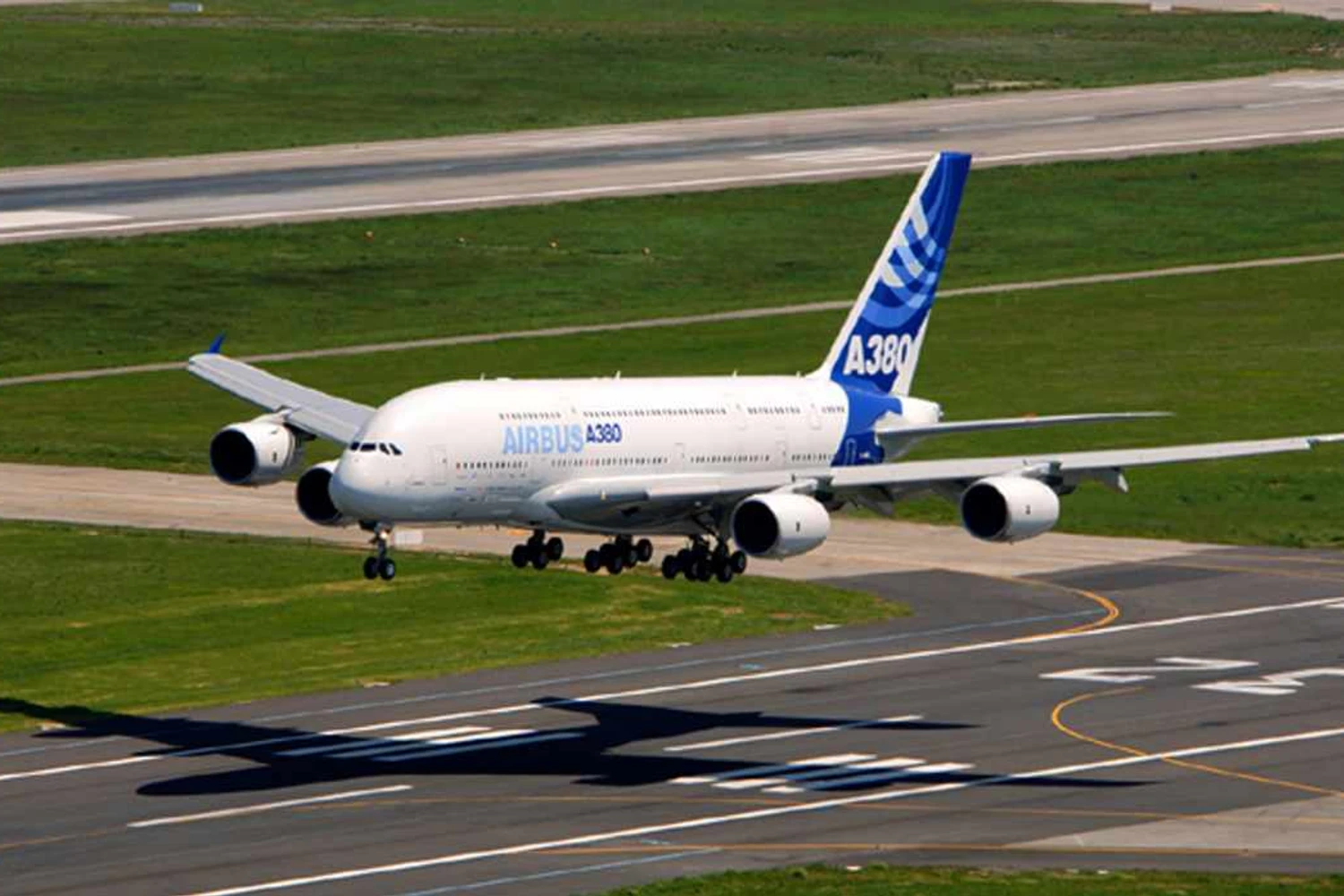 Primeiro protótipo do A380 se aproxima para o pouso após seu voo inaugural, em abril de 2005 (Airbus)