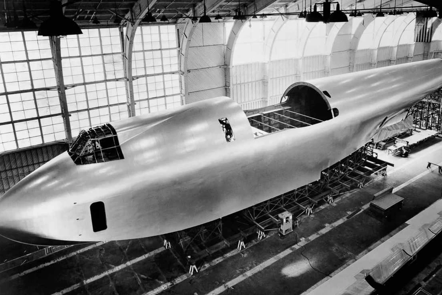 H-4 sendo construído na fábrica da Hughes Aircraft, em Los Angeles, ainda distante da água (Domínio Público)