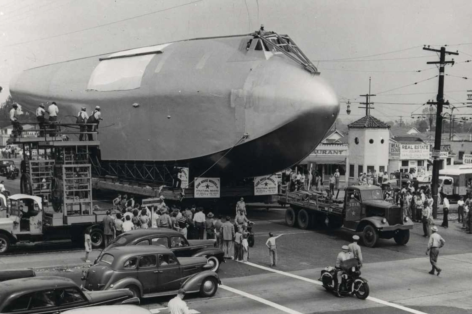 O H-4 foi transportado desmontado por Los Angeles até chegar a região de Long Beach, onde foi testado (Domínio Público)