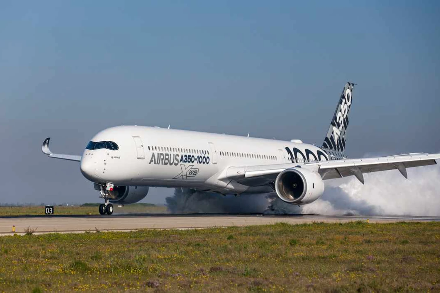 Uma das provas realizadas pelo A350-1000 foi o teste com pista molhada, no qual foi aprovado (Airbus)