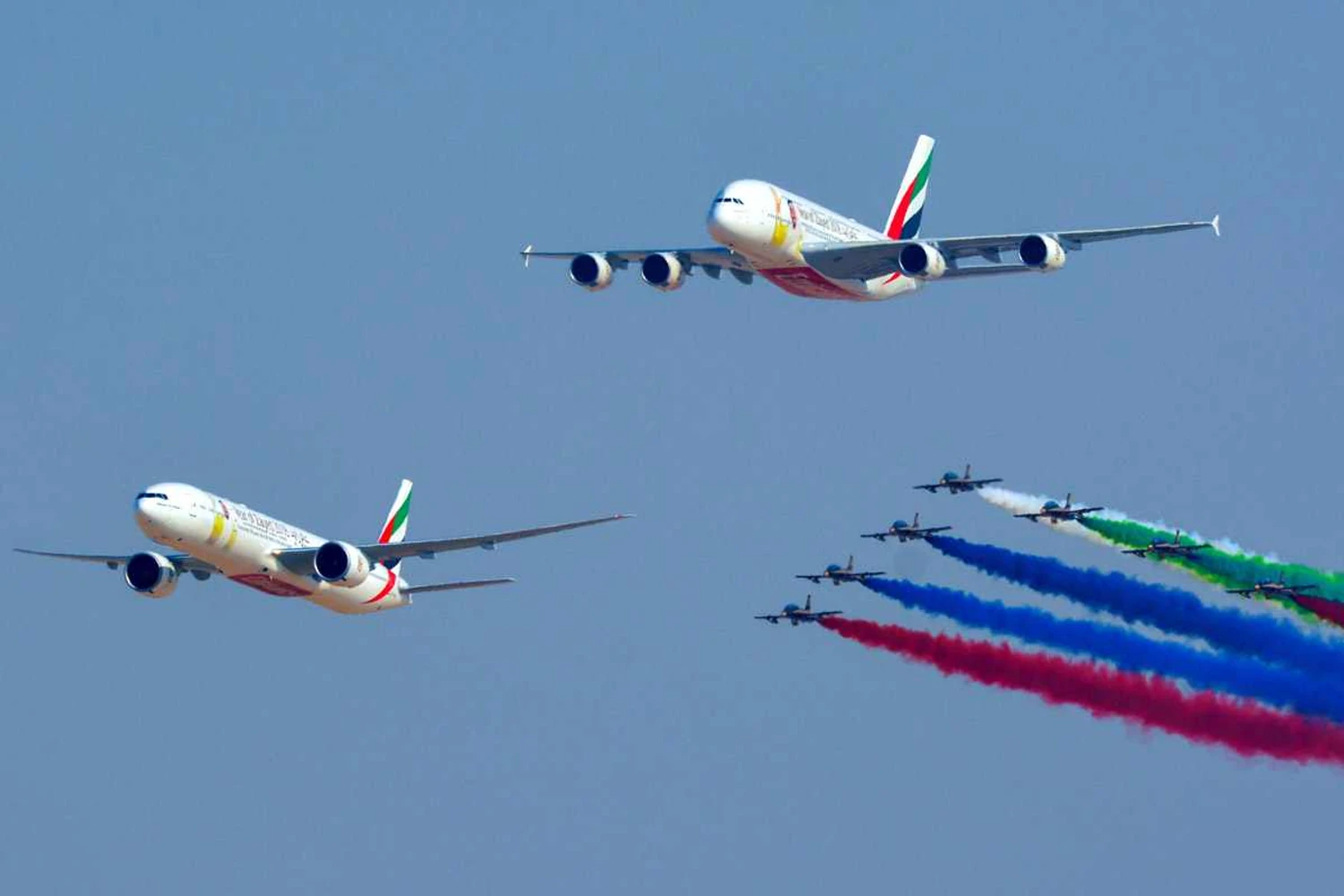 Airbus A380 da Emirates no alto: sem nova encomenda produção do jato pode virar "fumaça" (Emirates)