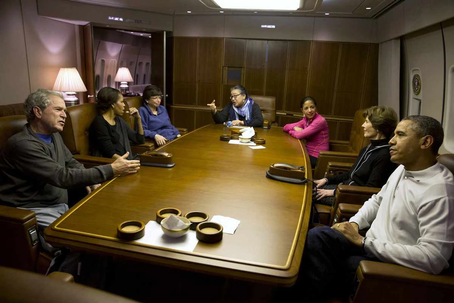 Durante os funerais de Nelson Mandela, George W. Bush e Barack Obama viajaram juntos no Air Force One (Michelle Obama)