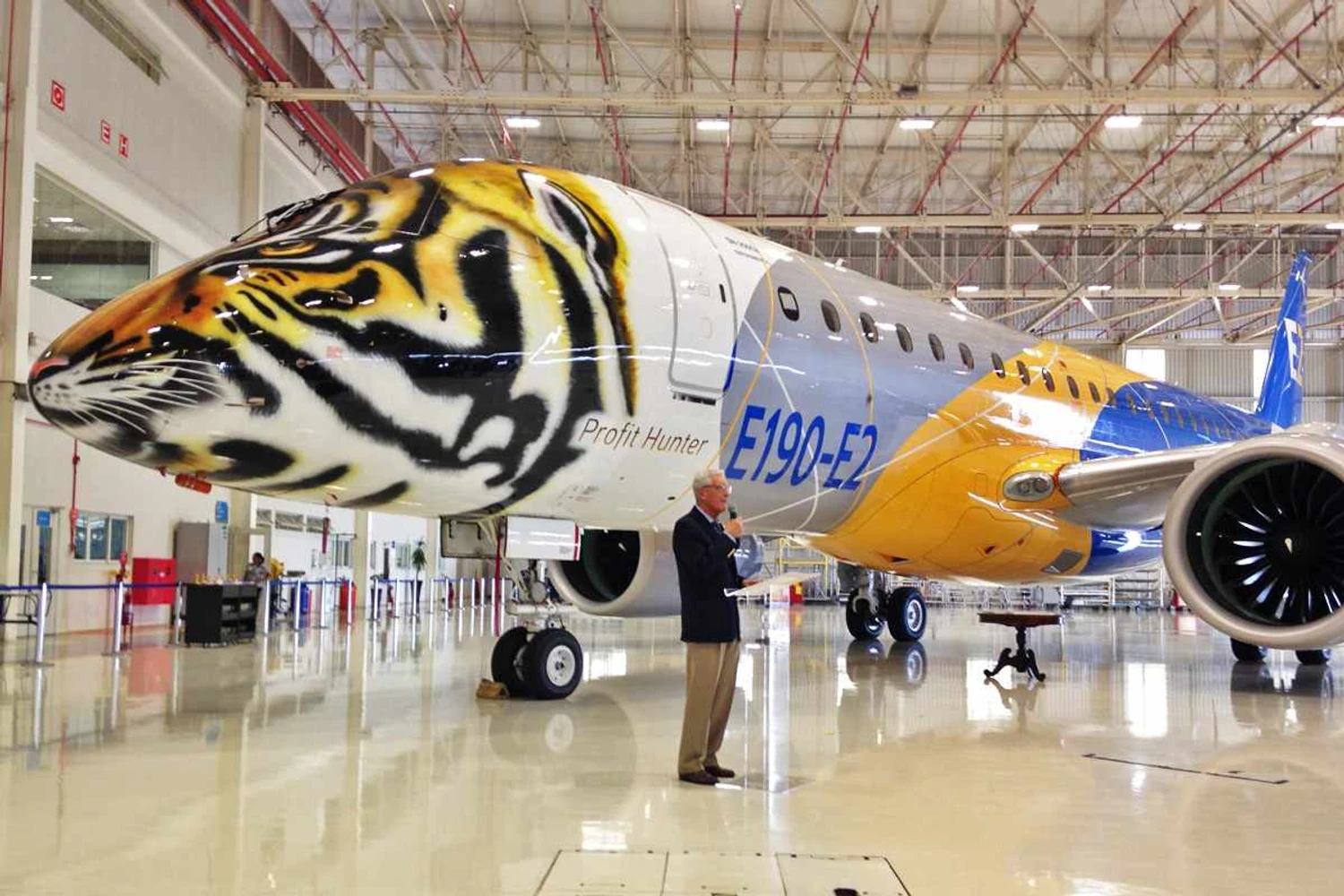 Embraer E190-E2 durante cerimônia de recebimento da sua homologação