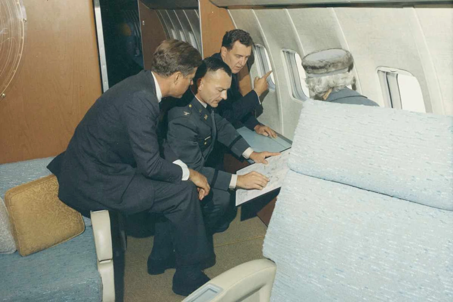 O presidente John F. Kennedy a bordo do Air Force One (USAF)