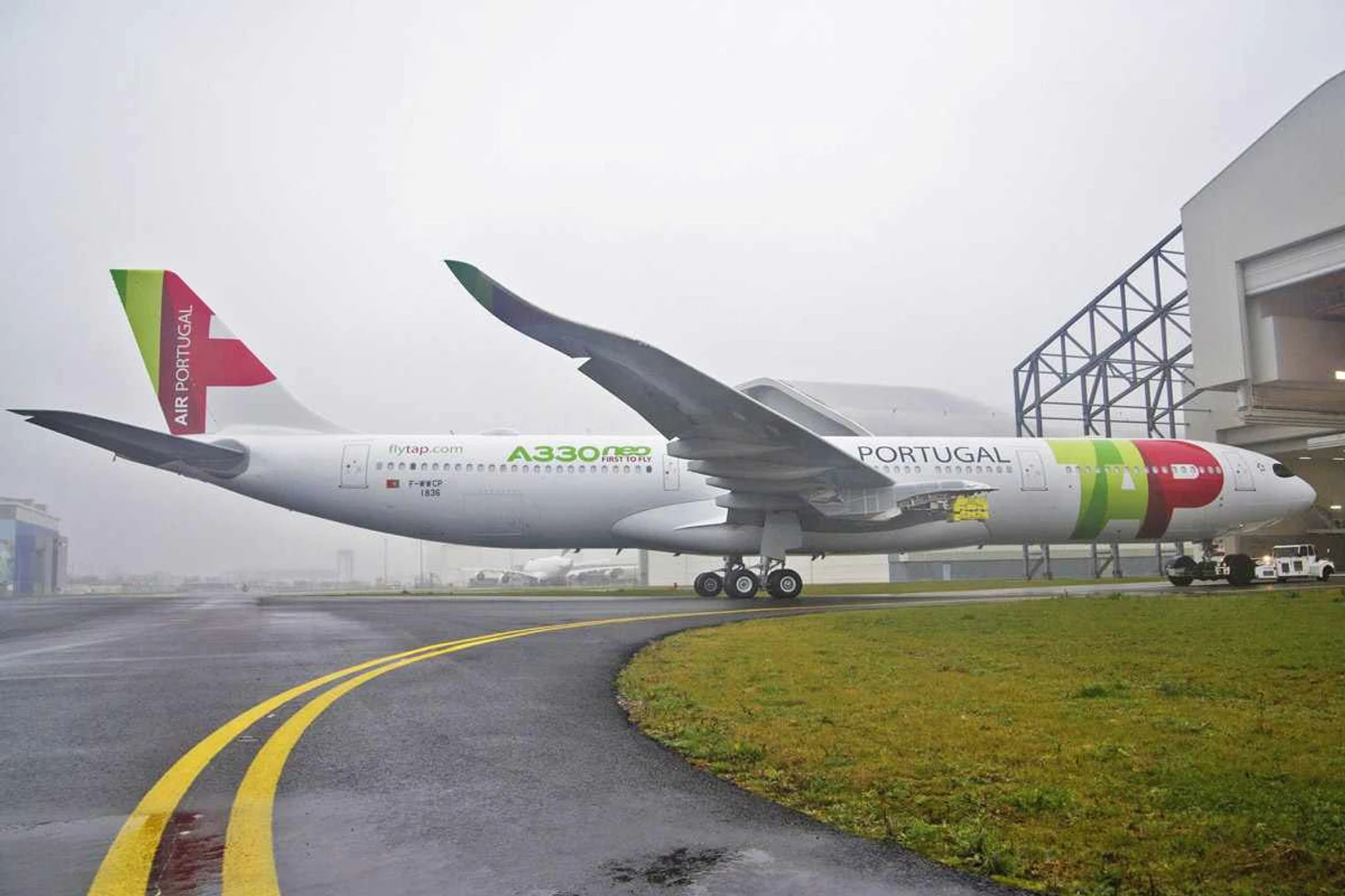 O primeiro A330-900neo da TAP após receber sua pintura na Airbus (Airbus)