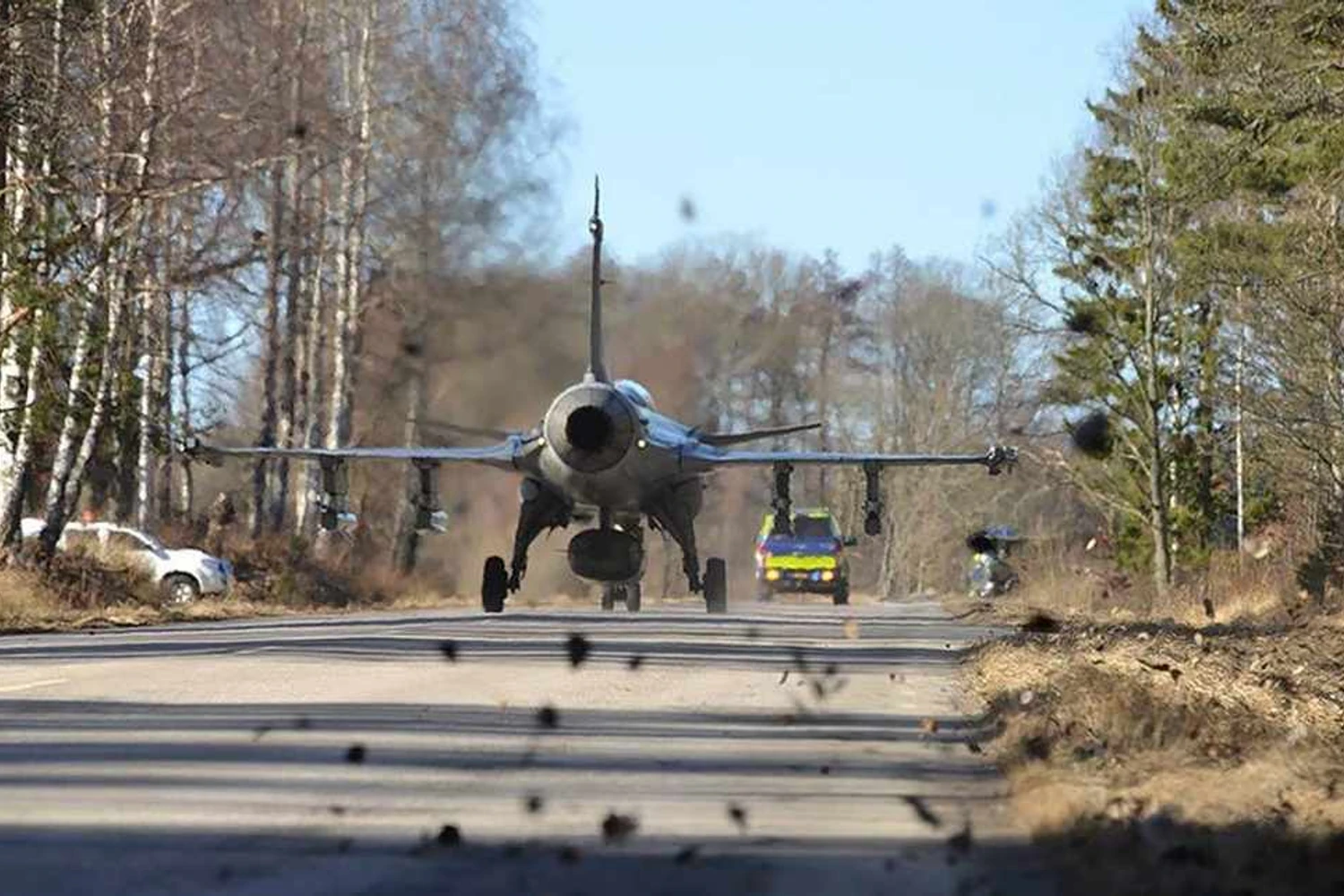 A Saab projetou o Gripen desde o início com capacidade para pousar e decolar a partir de estradas (Divulgação)