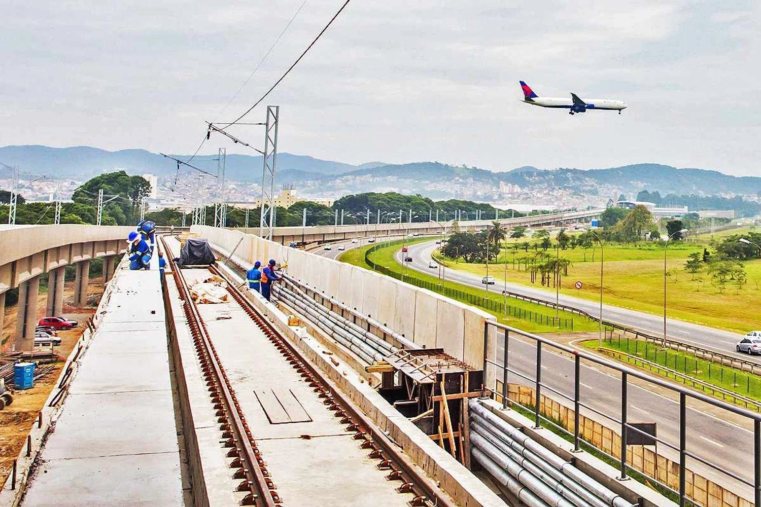 Linha de trem chegando ao aeroporto de Guarulhos: apenas cinco cidades atendidas por trem em seus aeroportos (CPTM)