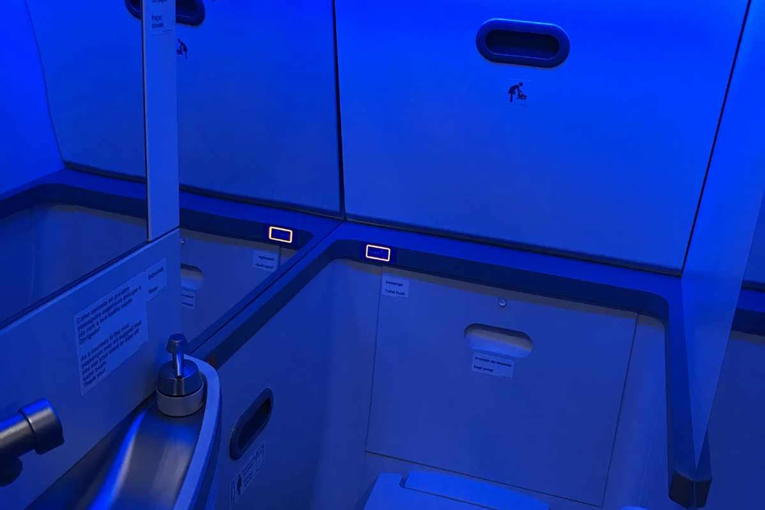 A luz diferente no toalete do 737 MAX tem ação antibactericida (Thiago Vinholes)