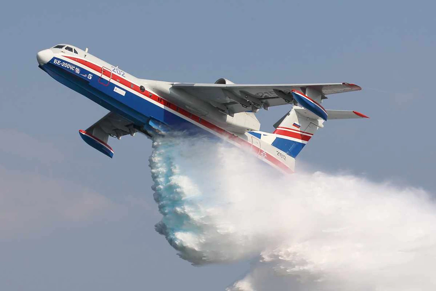 Rússia envia dois aviões anfíbios Be-200ES para apagar incêndios na Turquia