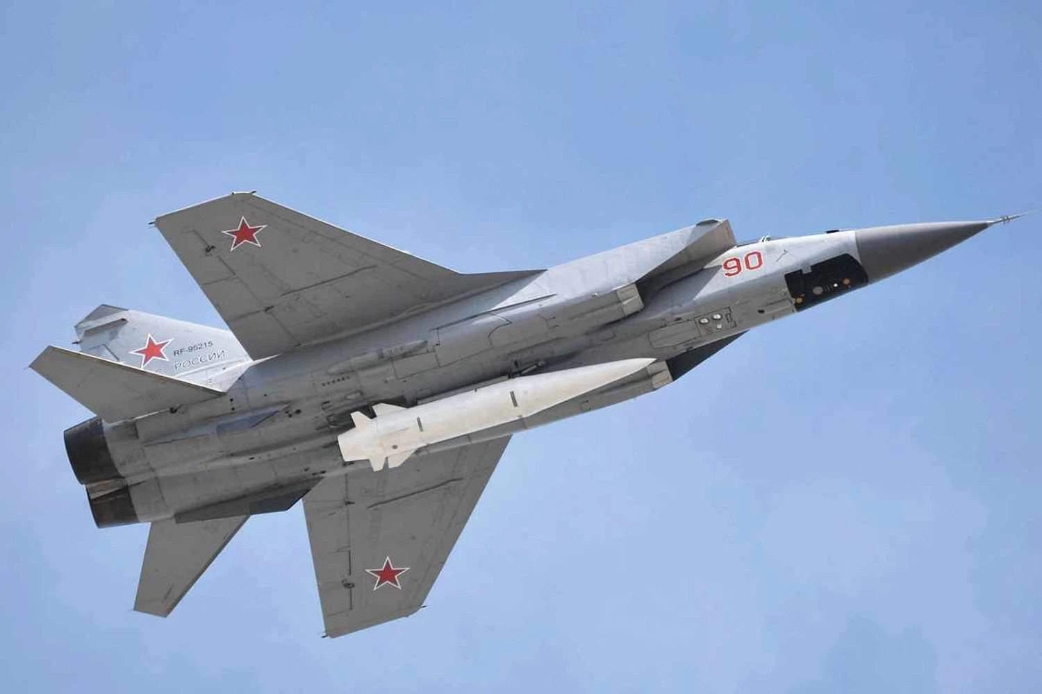 O MiG-31 com o enorme míssil Kinzhal: novas missões para o antigo caça (Kremlin)