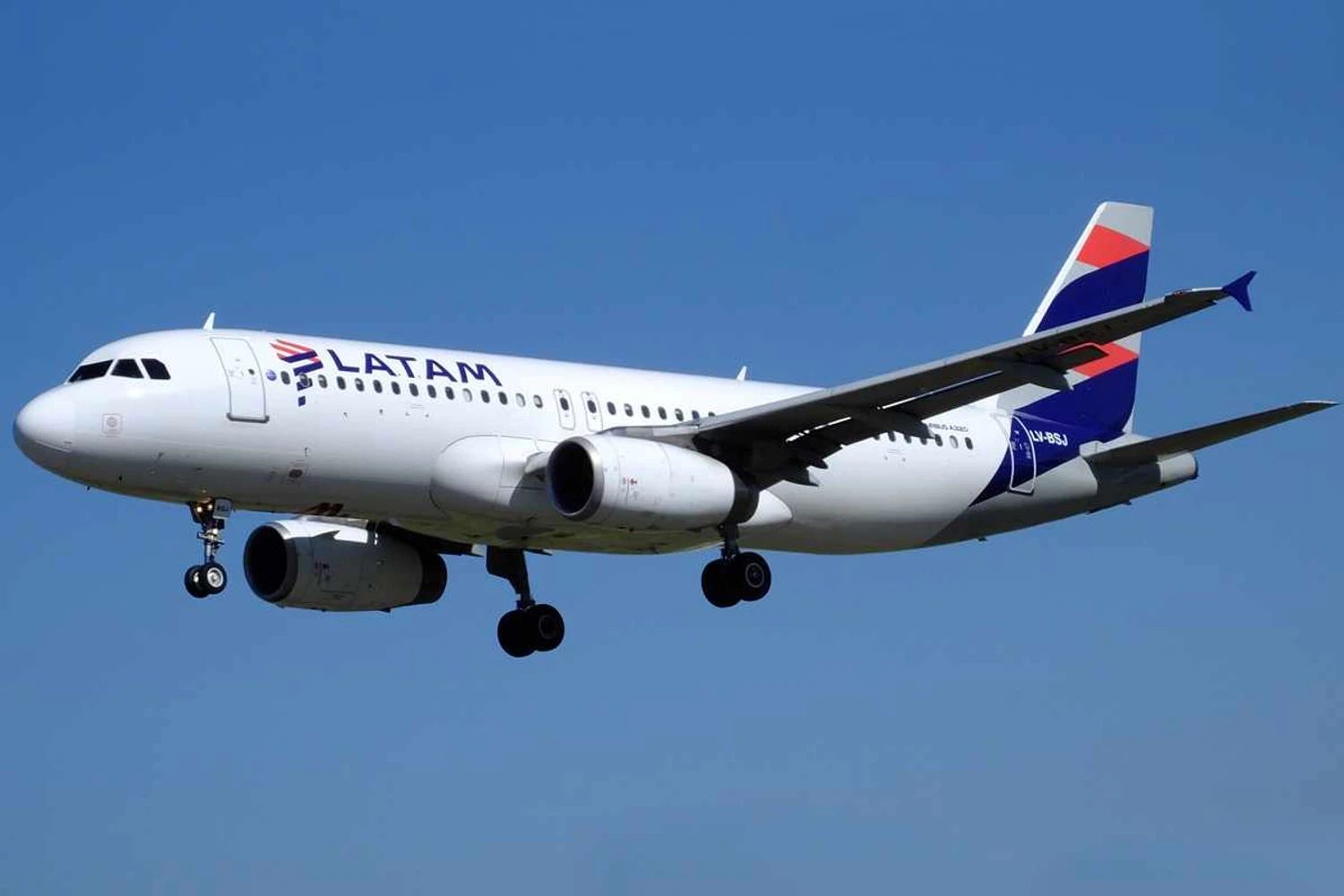 Airbus A320 da LATAM (Carlos Daniel Dobelli/Wikimedia)