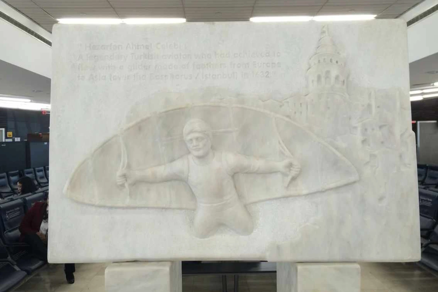 Mural no aeroporto JFK, em Nova York, relembra o feito de Herzâfen Ahmed Çelebi (Reprodução)