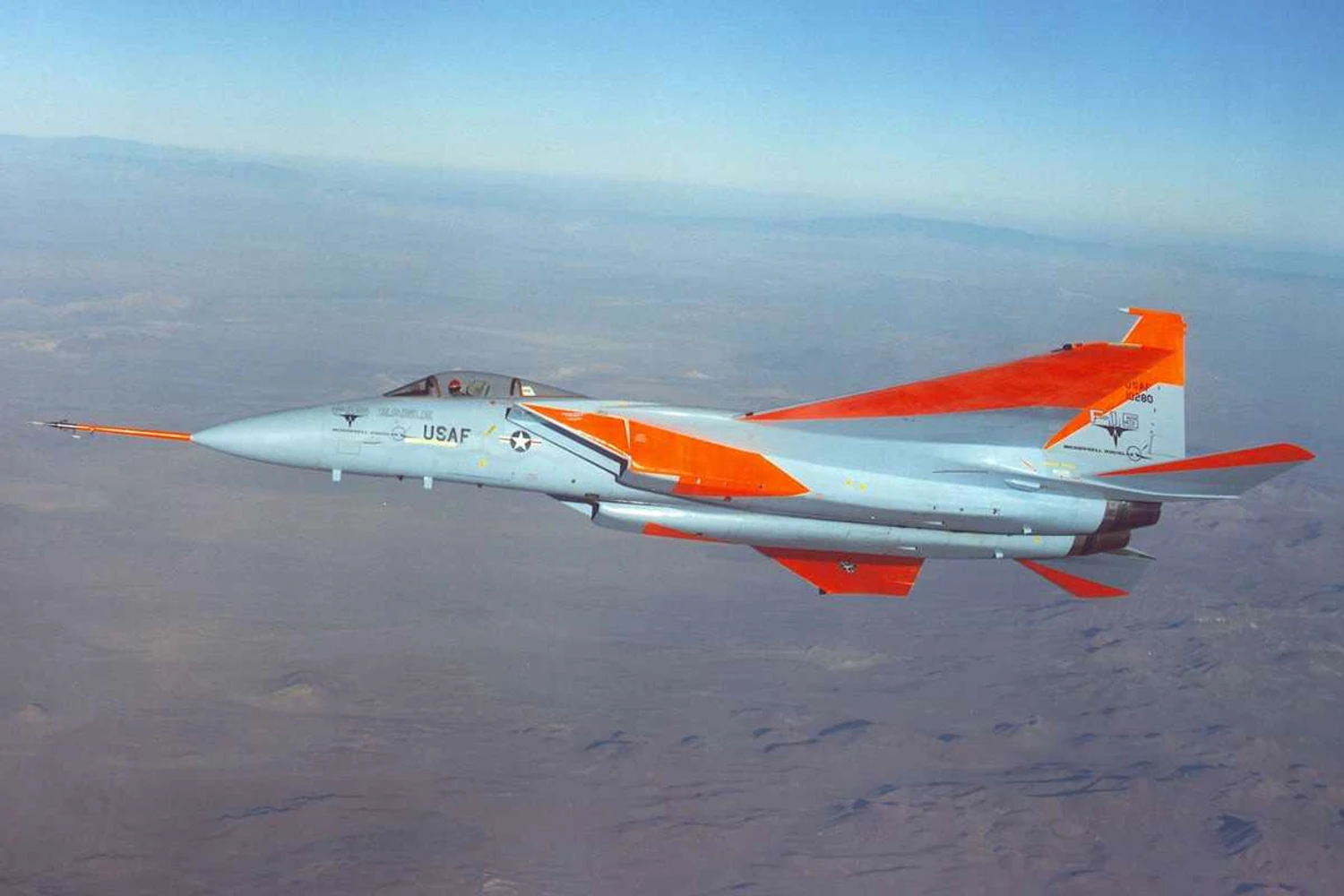 O protótipo do caça F-15 no primeiro voo em 1972: avião continua respeitado após 45 anos (Boeing)