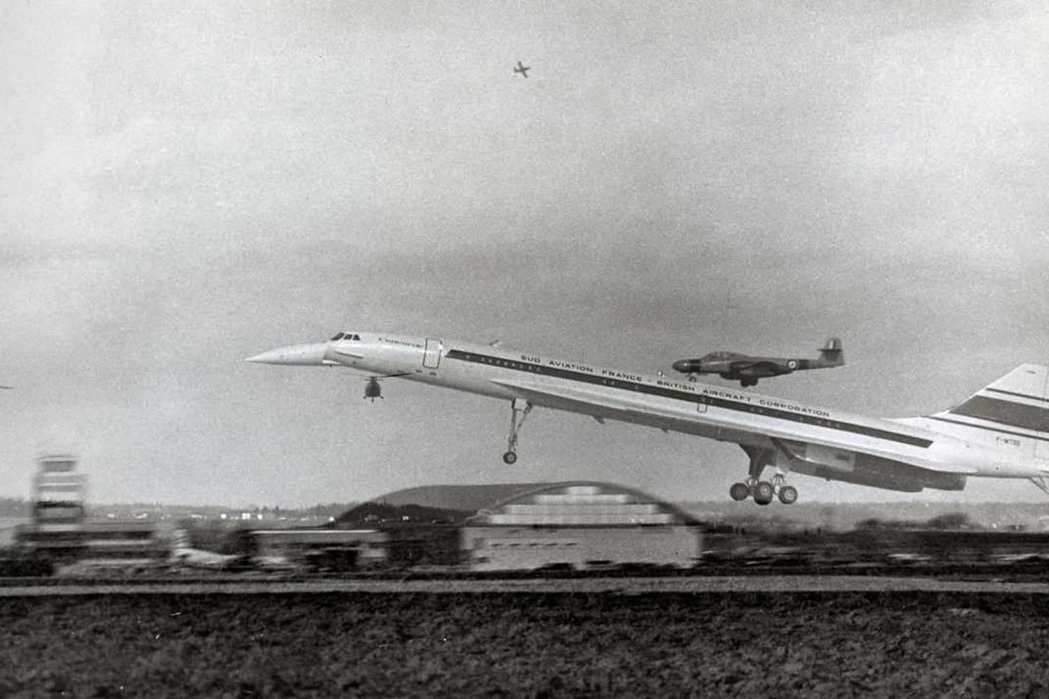 Protótipo do Concorde pousando acompanhado de um avião paquera; os testes com a aeronave duraram quase 6 anos