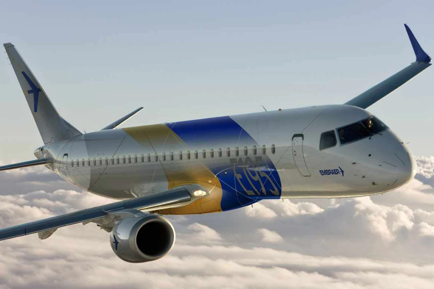 Consegue encontrar as diferenças? O E195 tem motores menores e asas menores com wingles (Embraer)