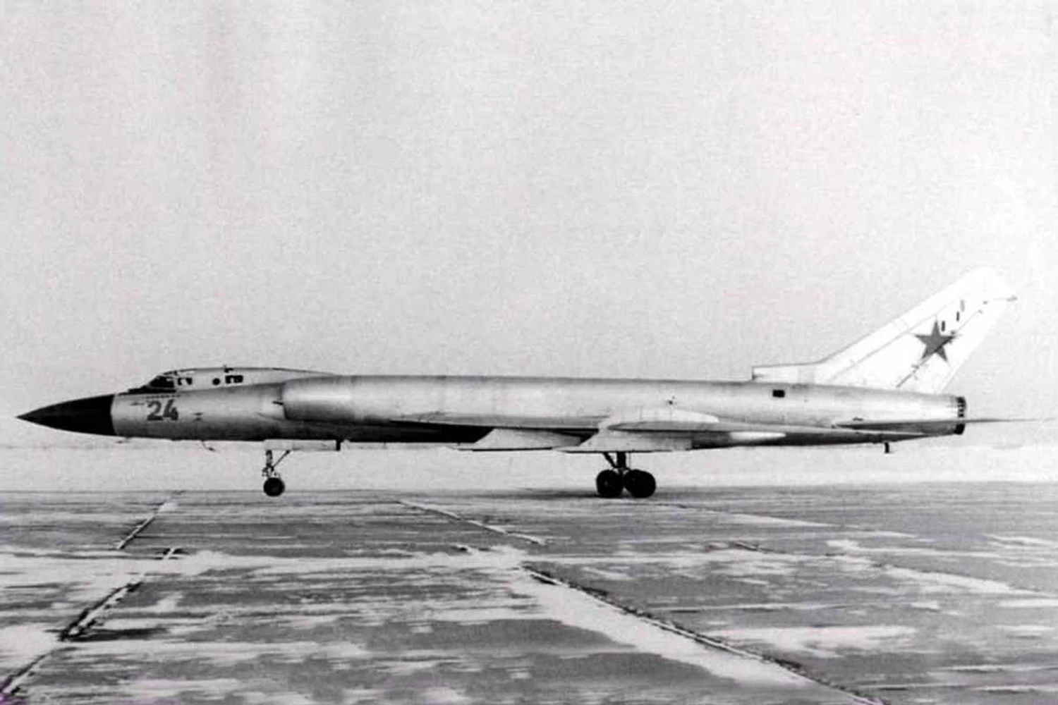 O Tu-128 possui 30 metros de comprimento, o mesmo que um Embraer E170