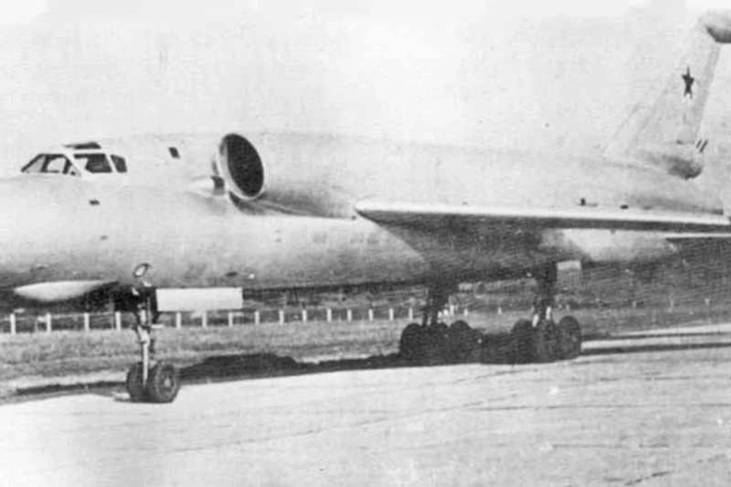 O Tu-98, bombardeiro supersônico que a Tupolev utilizou como base para criar o Tu-128