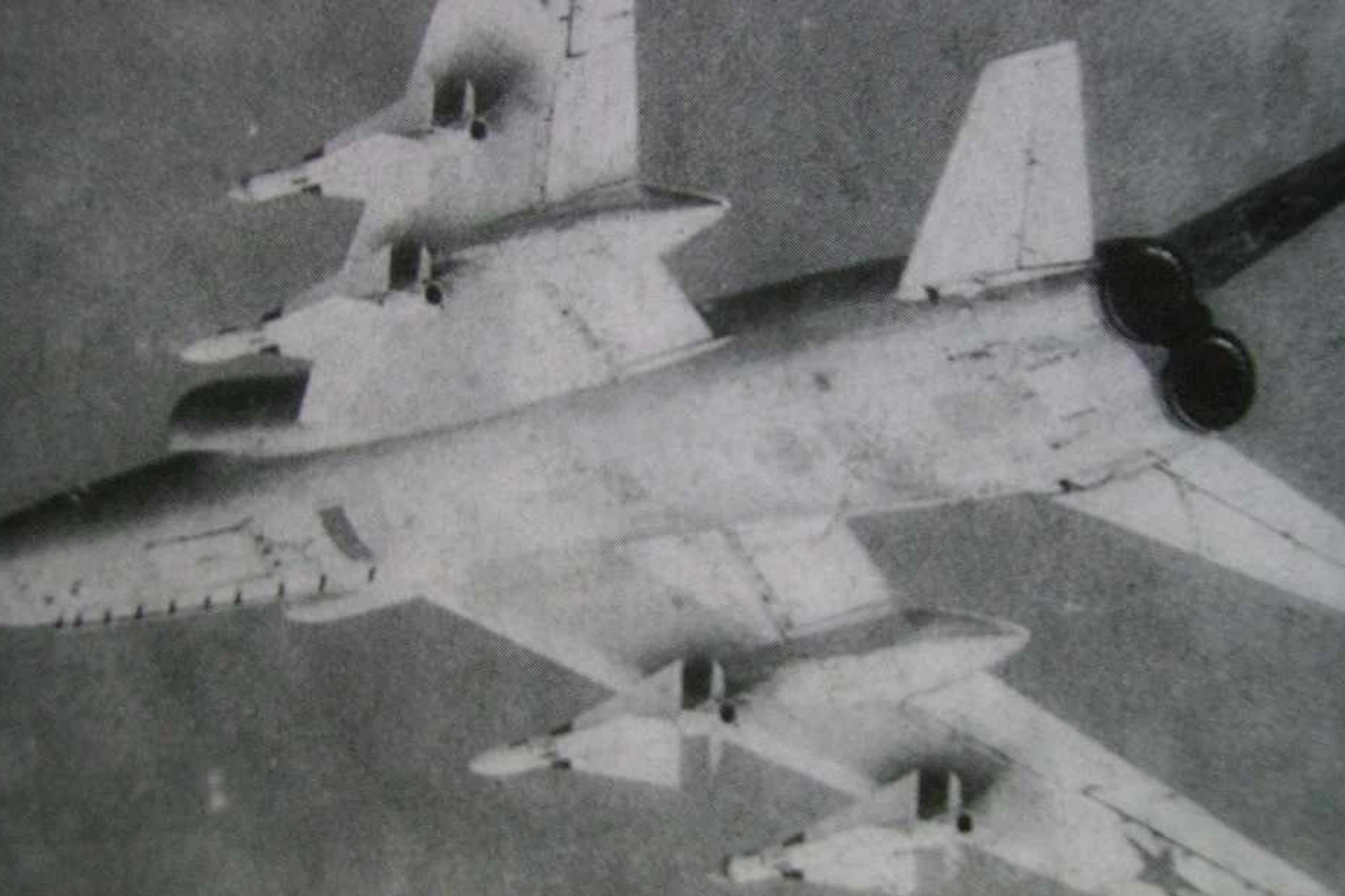 Os quatro mísseis ar-ar do Tu-128 eram guiados por infravermelho e radar a fim de aumentar a chance de acertarem o alvo
