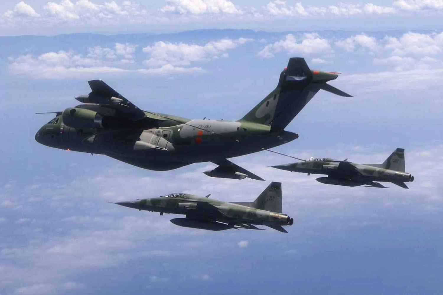 KC-390 em teste de "contato seco" de reabastecimento aéreo com caças F-5 da FAB (Embraer)