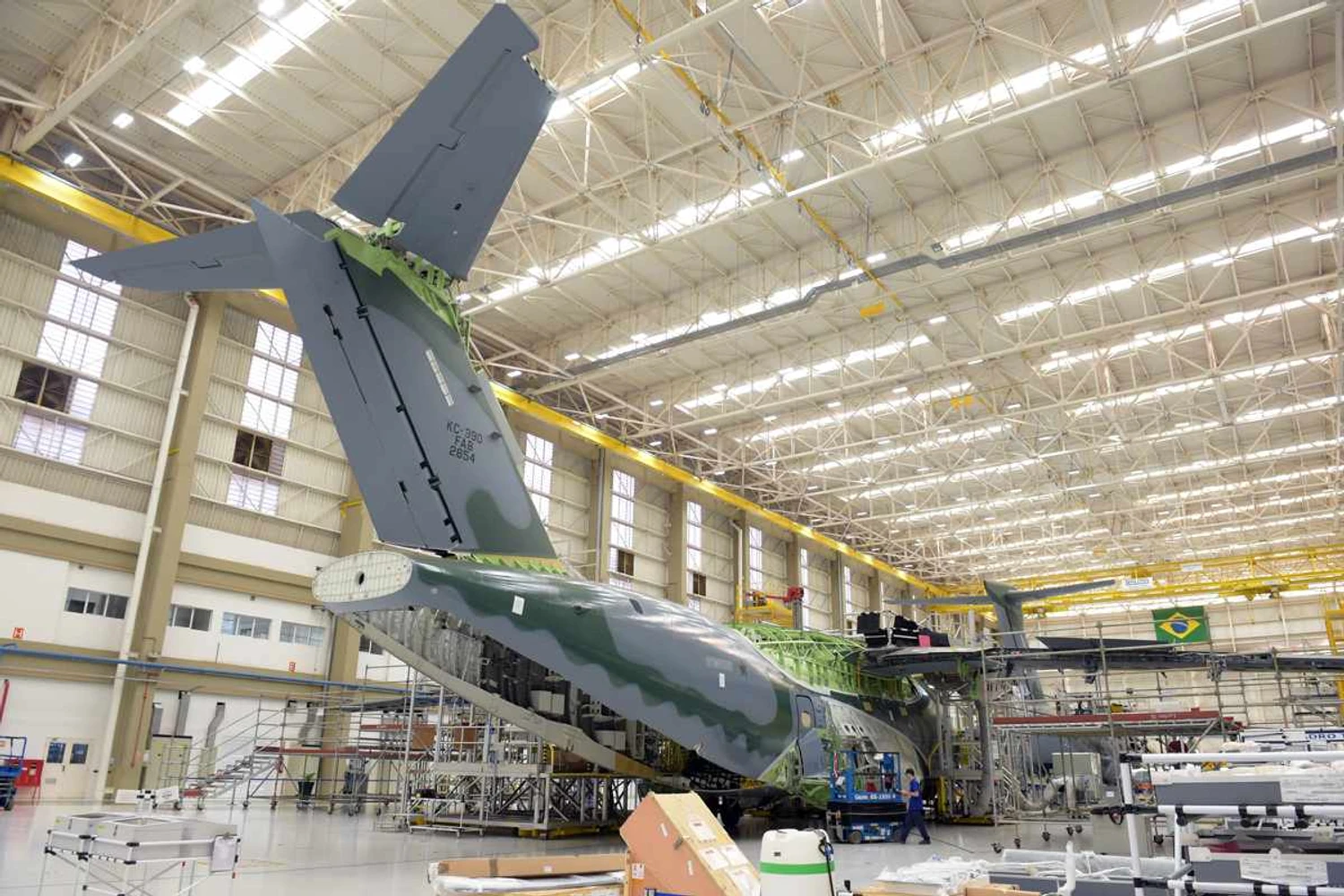 KC-390-final-assembly_07