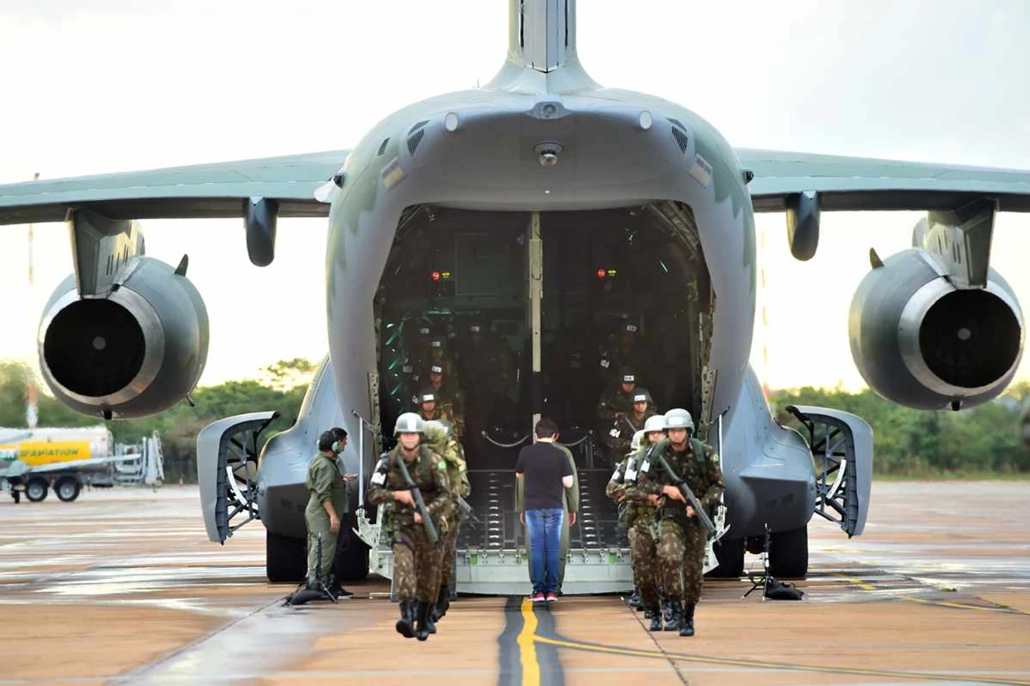KC-390-troop-unloading-and-