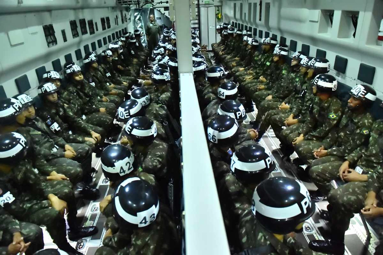 O KC-390 pode transportar 80 soldados com equipamentos (Embraer)