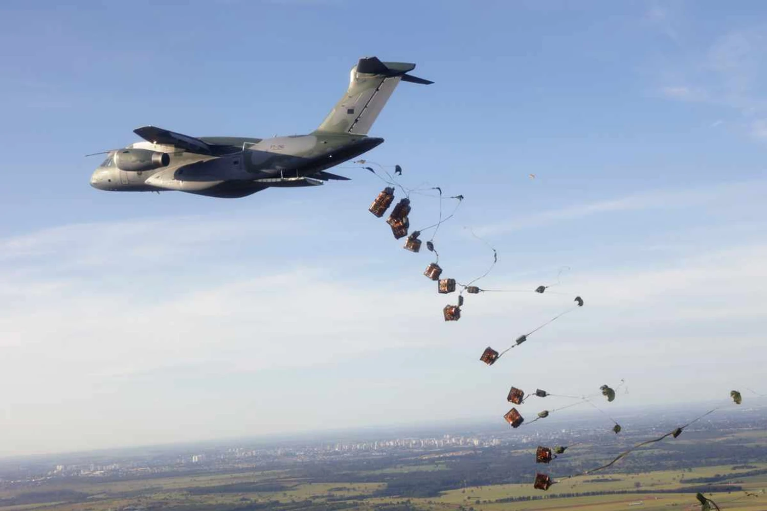 Testes de lançamento de cargas pela rampa traseira do KC-390 (Embraer)