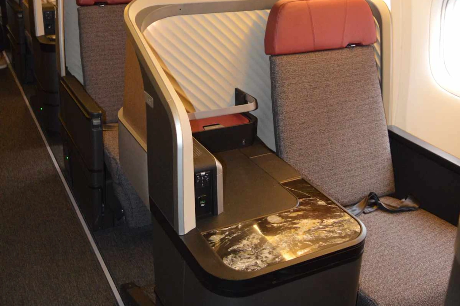 A nova classe executiva da LATAM tem assentos no esquema 1-2-1, acabando com a situação de passageiros na poltrona do meio (LATAM)