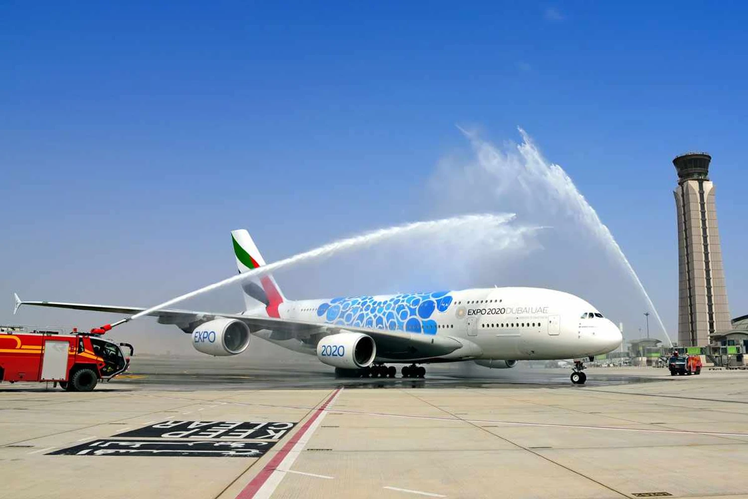 O A380 é recebido com o tradicional jato de água em Mascate: tanta coisa para fazer em tão pouco tempo (Emirates)