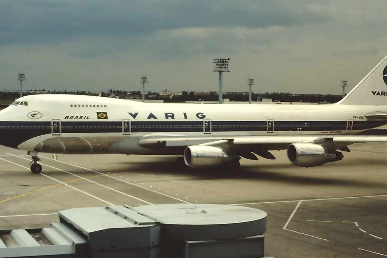 O PP-VNA foi o primeiro Boeing 747 registrado no Brasil; o avião foi operado pela Varig até 1996 (MilborneOne/Creative Commons)