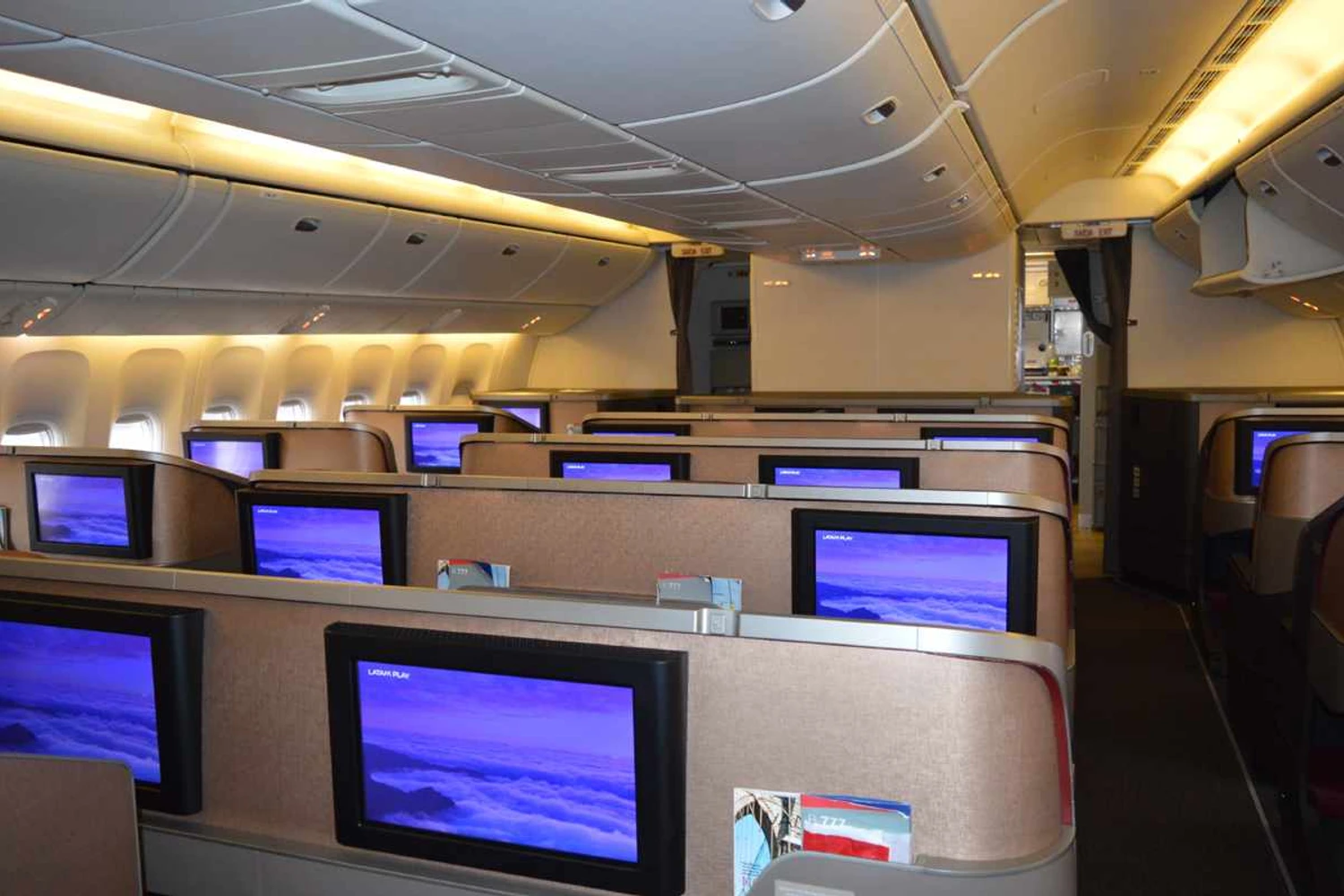 Os passageiros da classe executiva tem acesso ao sistema de entretenimento com tela de 14 polegadas (LATAM)