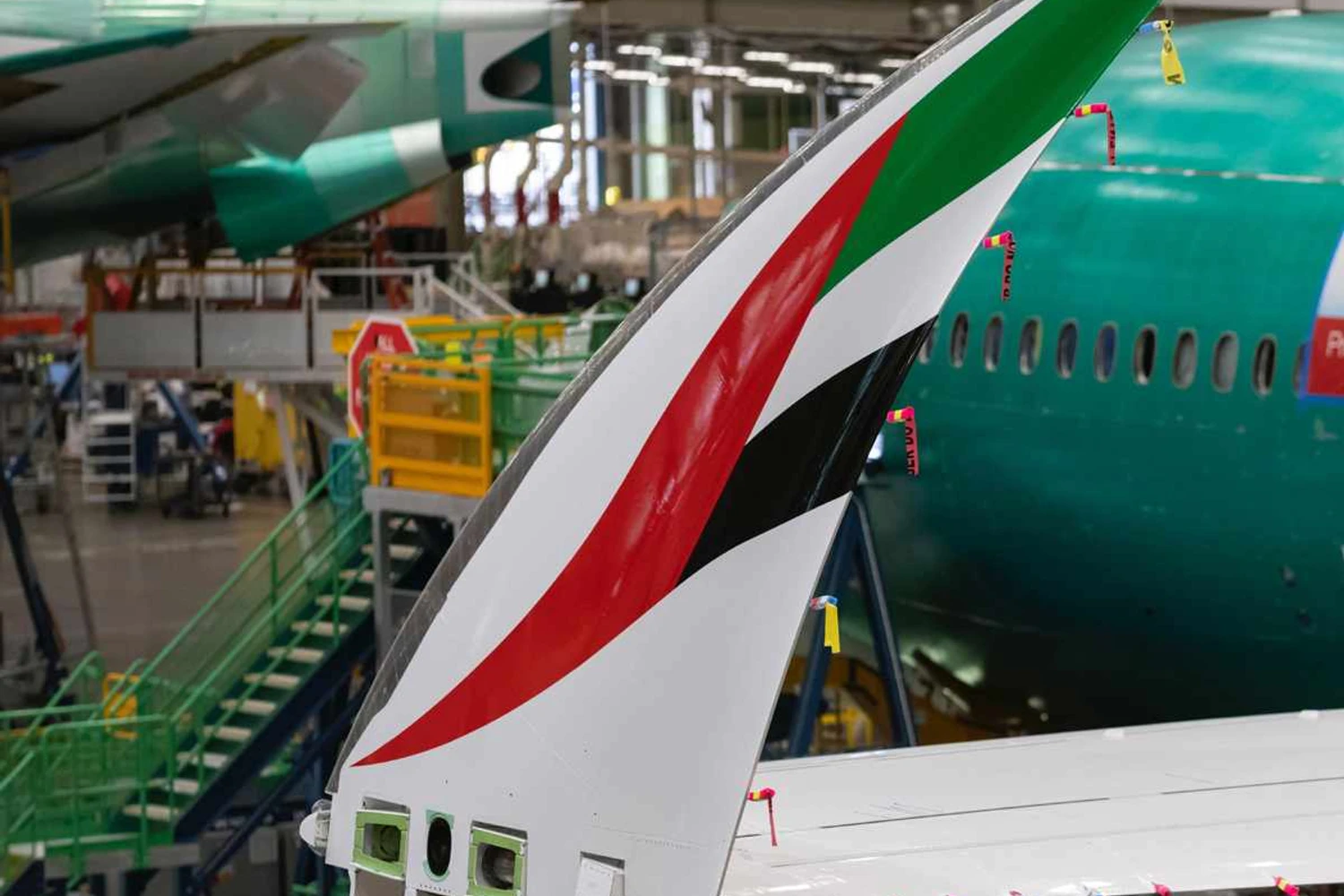 As pontas das asas elevadas diminuem em 7 metros a envergadura do 777-9 em solo (Emirates)