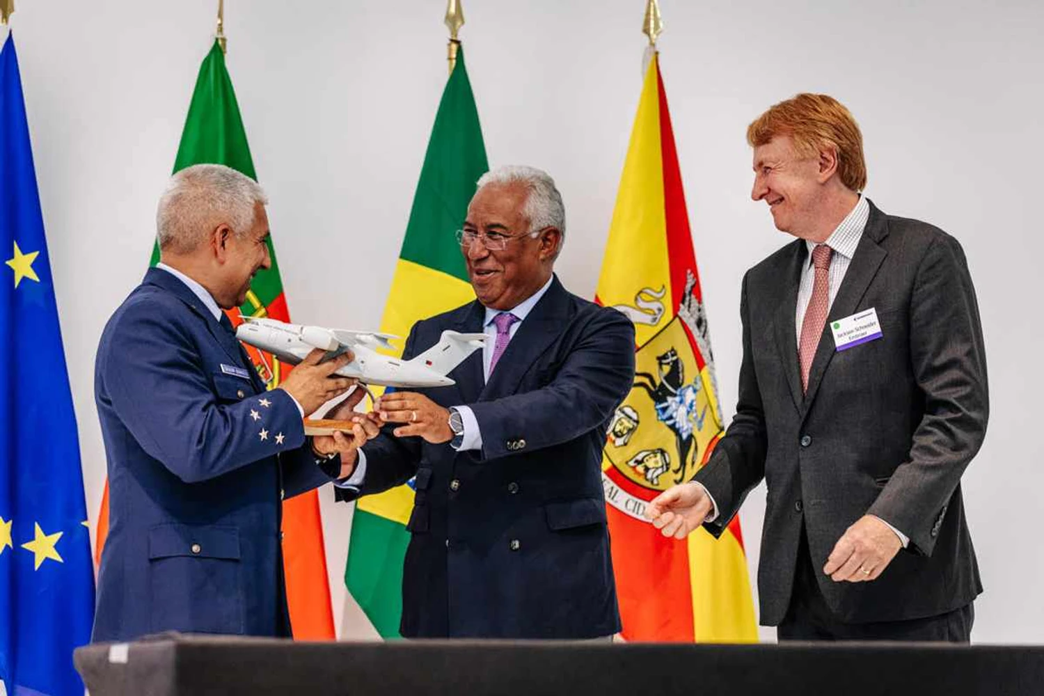Comandante da Força Aérea Portuguesa, General Joaquim Borrego; Primeiro-ministro de Portugal, António Costa; e Presidente da Embraer Defesa & Segurança, Jackson Schneider, durante cerimônia para assinatura de contrato para aquisição do KC-390 (Embraer)