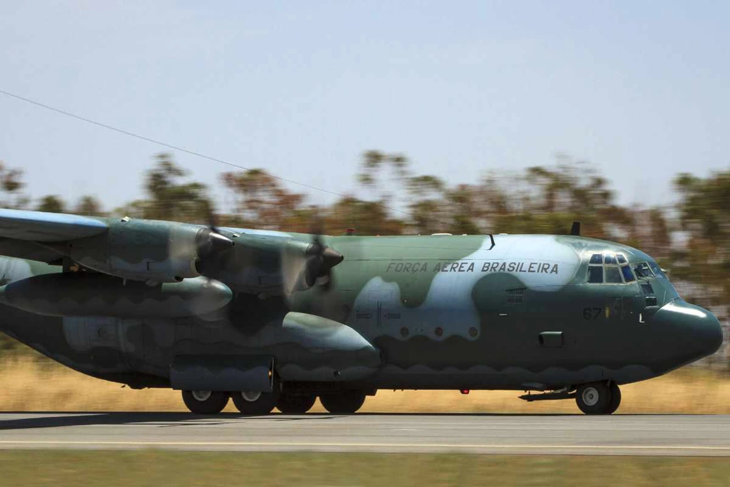 Os Hercules com sistema de combate a incêndios podem transportar até 12 mil litros de água ou agentes químicos (FAB)