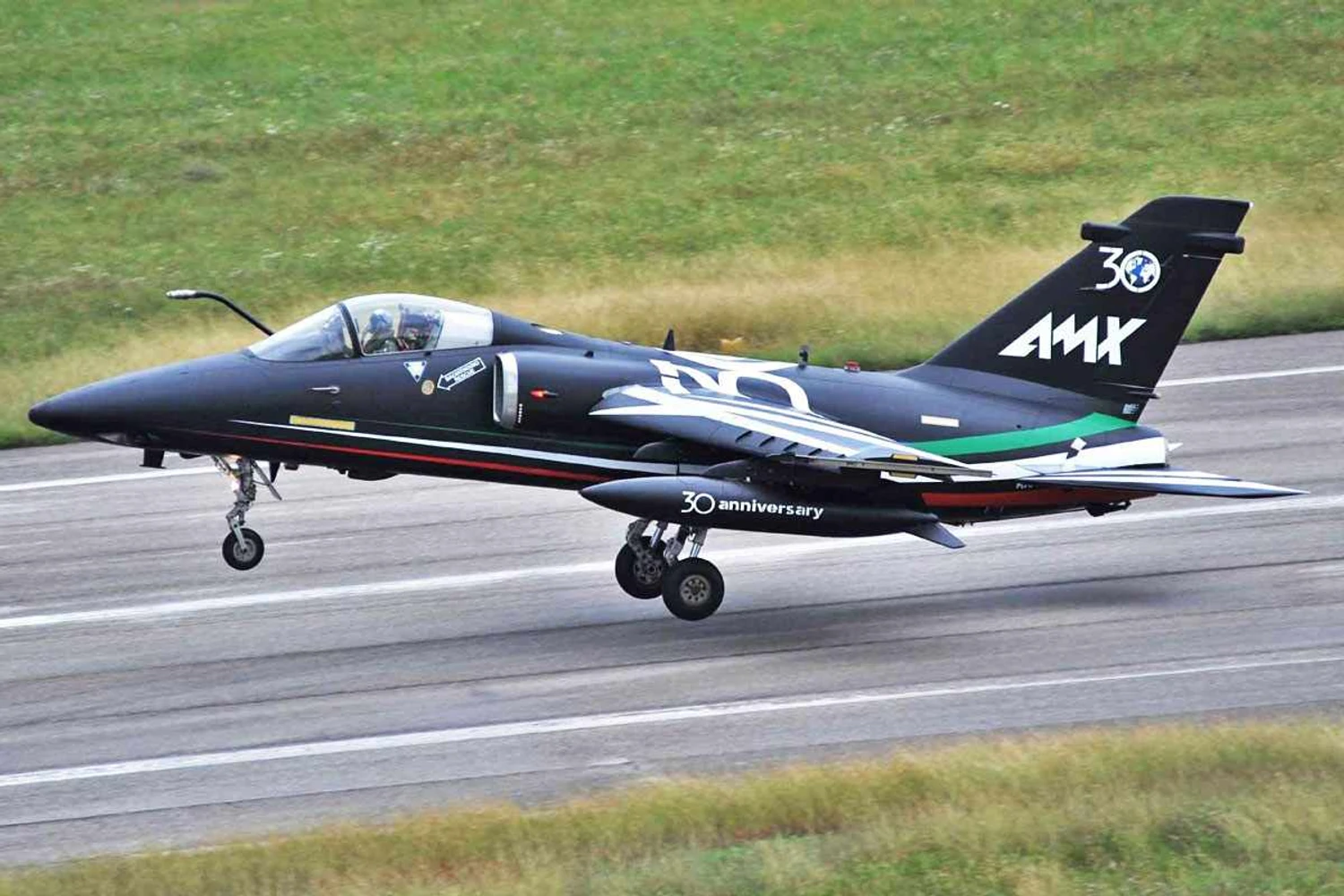 Um dos caças AMX com pintura alusiva aos 30 anos em serviço (AM)
