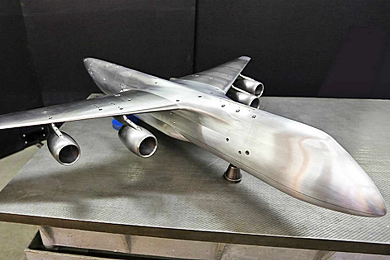 A maquete do "Slon" (Elefante): testes aerodinâmicos pela frente (TsAGI)