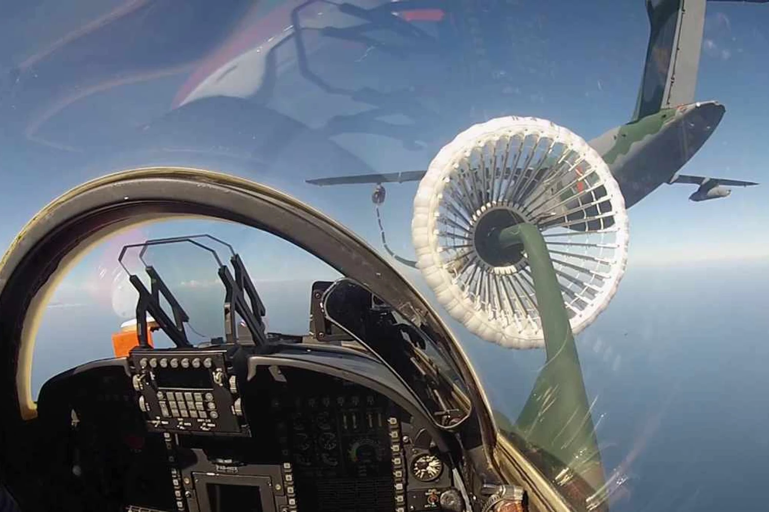 Caça F-5 da FAB e teste de REVO com o KC-390 (FAB)