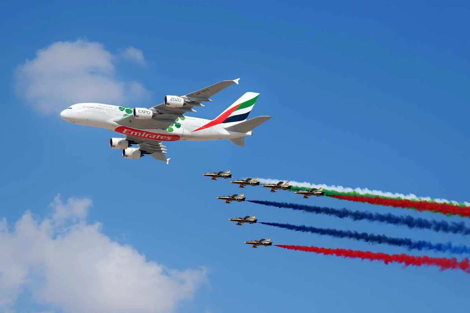 Um A380 da Emirates marcou a abertura do Dubai Airshow 2019 (Emirates)