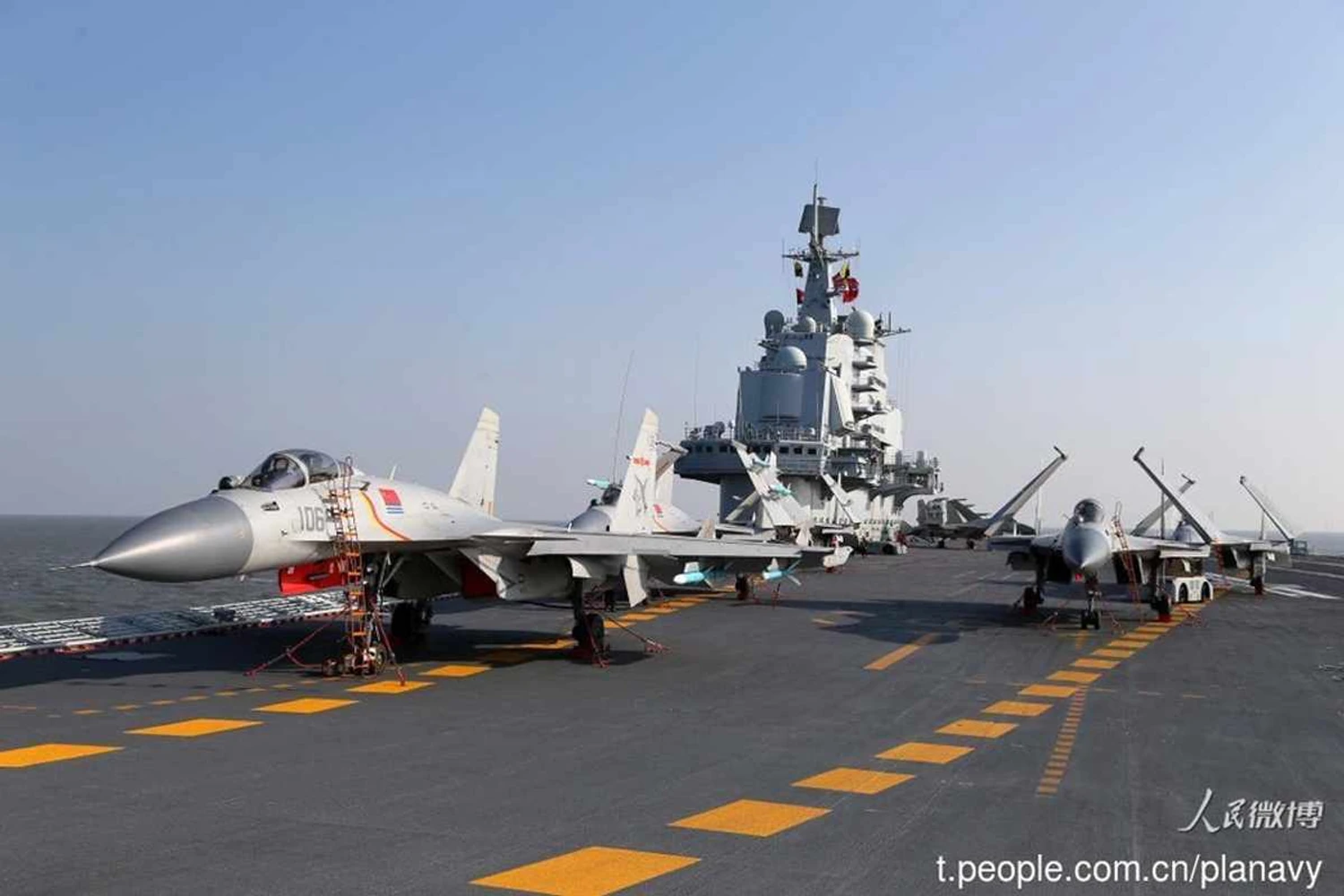 Caças J-15 no convés de voo do Liaoning (