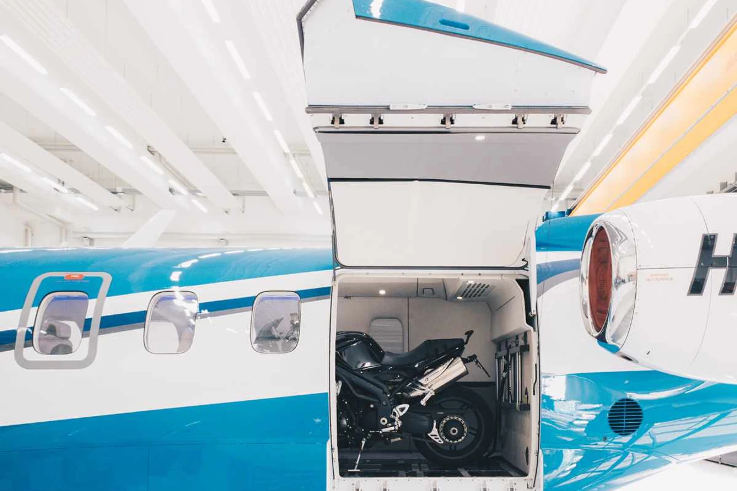 A porta de carga do PC-24 permite o embarque de grandes volumes na cabine (Pilatus)