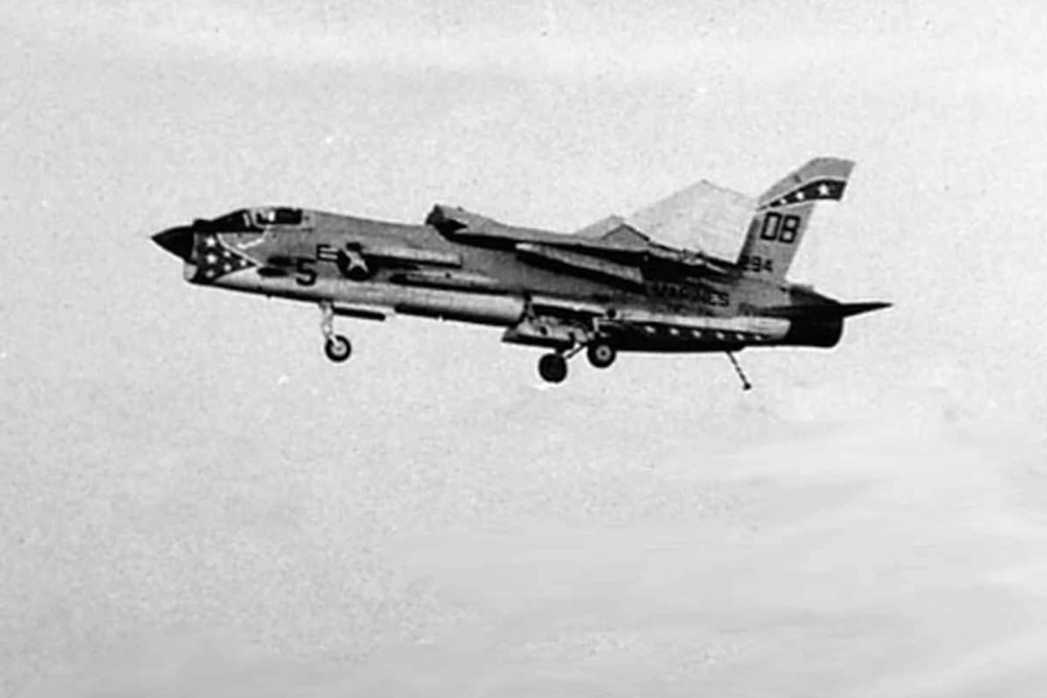 Caça F-8 Crusader voando com as asas dobradas
