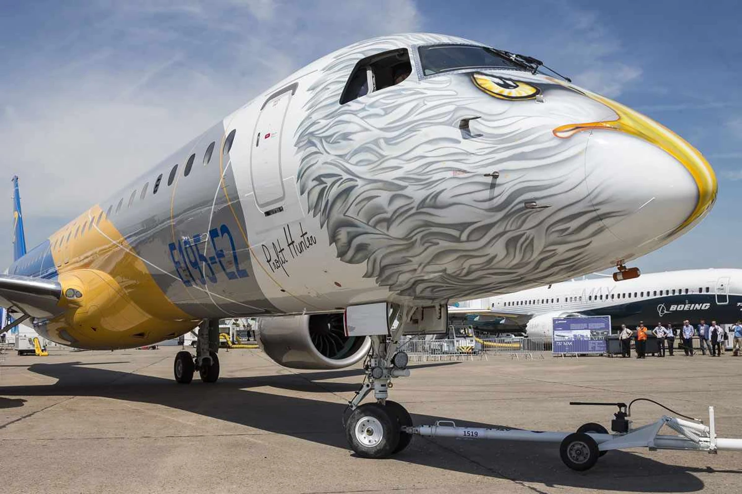 Jato E195-E2 e ao fundo o 737 Max: Embraer acusa Boeing de inventar pretextos para sair do aordo (Thomas Arnoux)