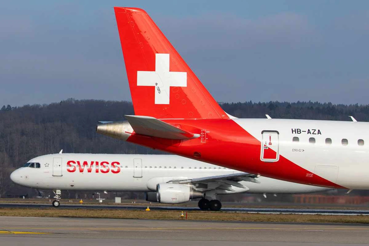 Ao fundo o A321 e em primeiro plano o novo E190-E2: aviões com grande capacidade estão sendo preterido pelas companhias aéreas (Kevin Hackert/CC)