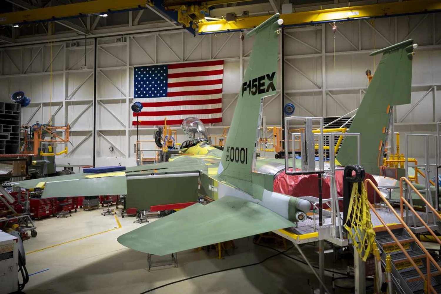 Imagem do primeiro F-15EX na linha de montagem da Boeing em St. Louis (Boeing)