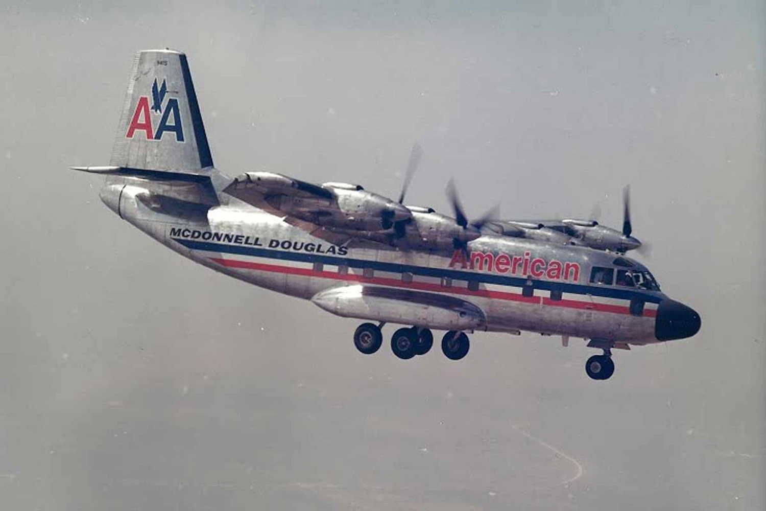 O Breguet 941 nas cores da American Airlines: pouso num espaço menor que dois campos de futebol (McDonnell)