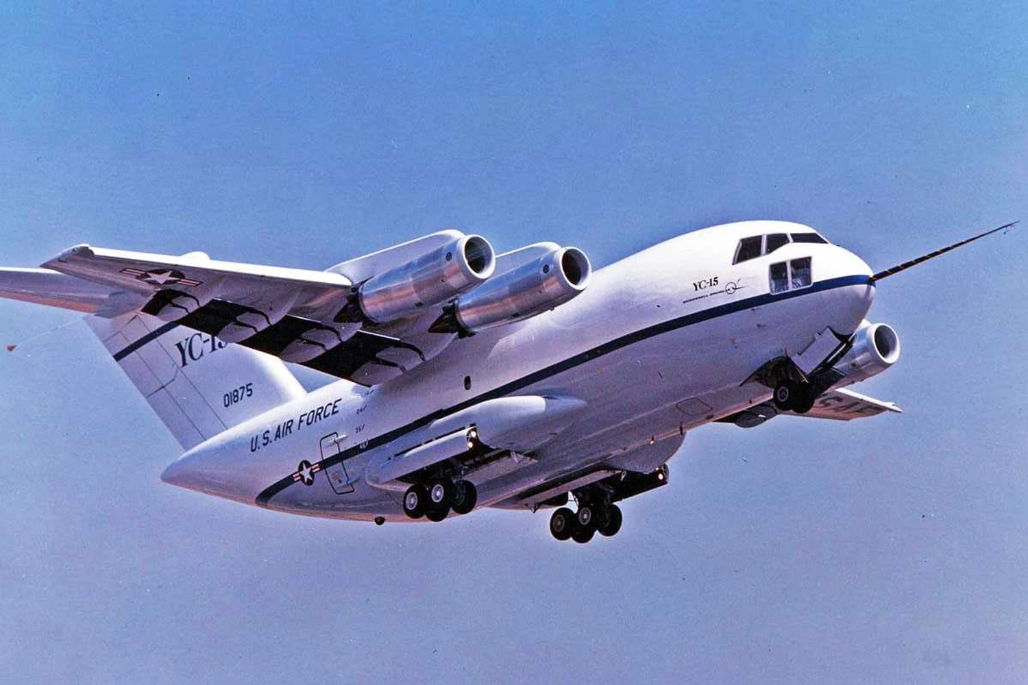O protótipo YC-15 da McDonnell, que deu origem ao cargueiro C-17, utilizava um conceito semelhante de operações STOL (USAF)