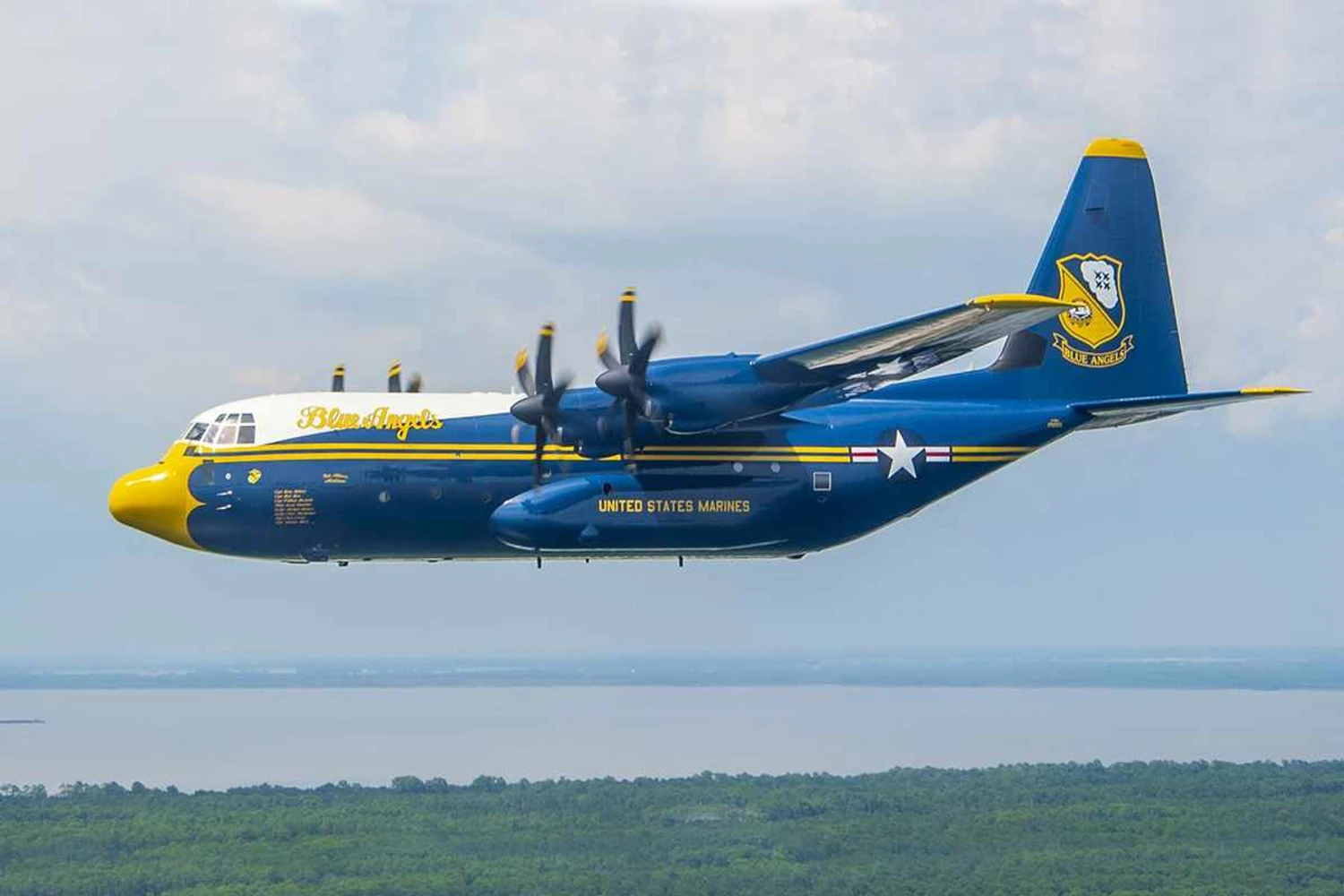 Esquadrão acrobático Blue Angels recebe novo C-130J “Fat Albert”