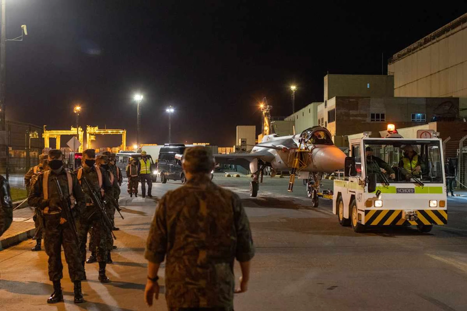 Caça Gripen deslocado pela ruas de Navegantes até o aeroporto (SAAB)