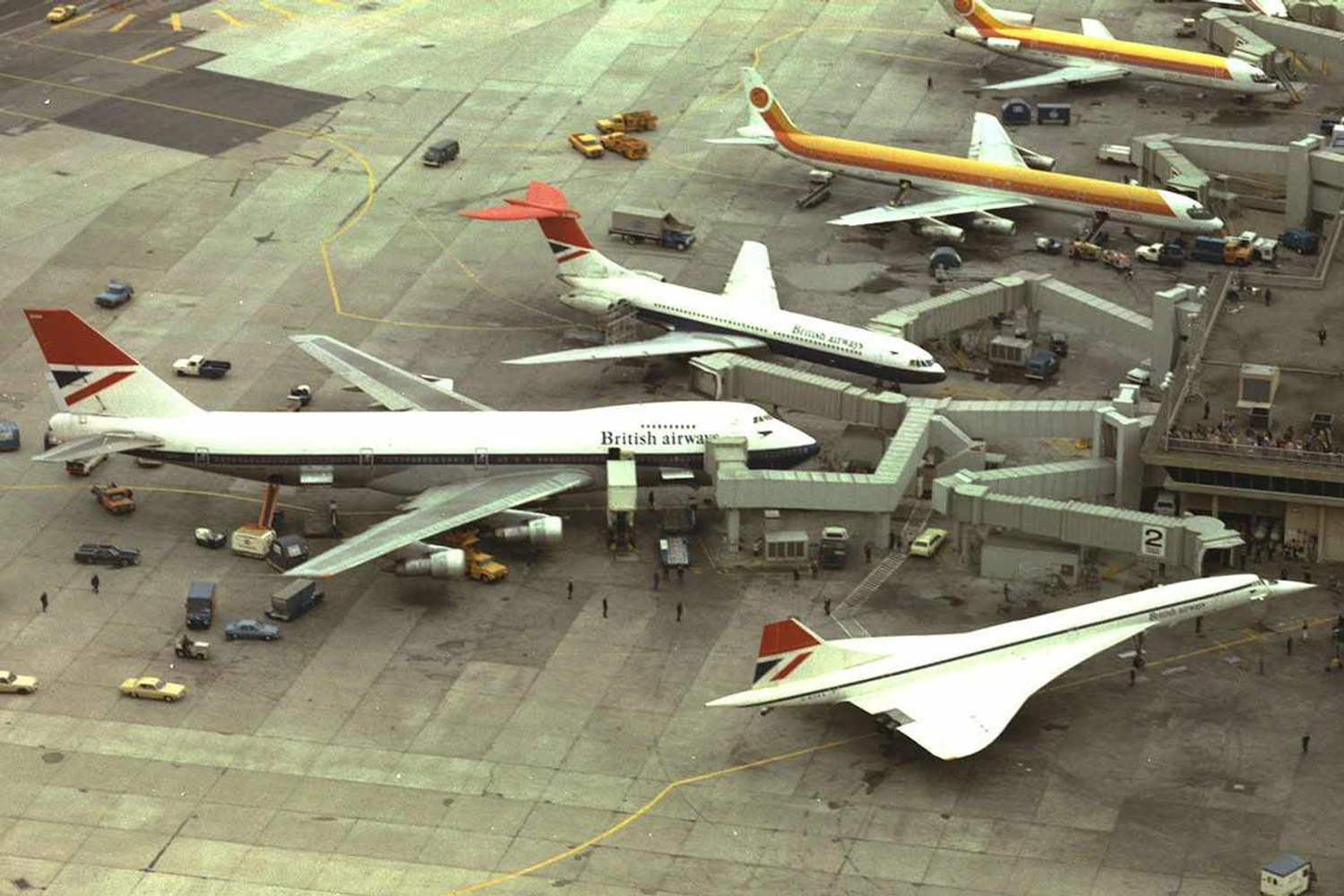 O Boeing 747 da British Airways ligado por uma ponte de embarque do lado direito foi uma rara exceção (RAeS/NAL)